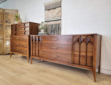 Kent Coffey Perspecta dresser set with sculpted rosewood pulls, detailed walnut grain, and solid pecan legs, refinished expertly.