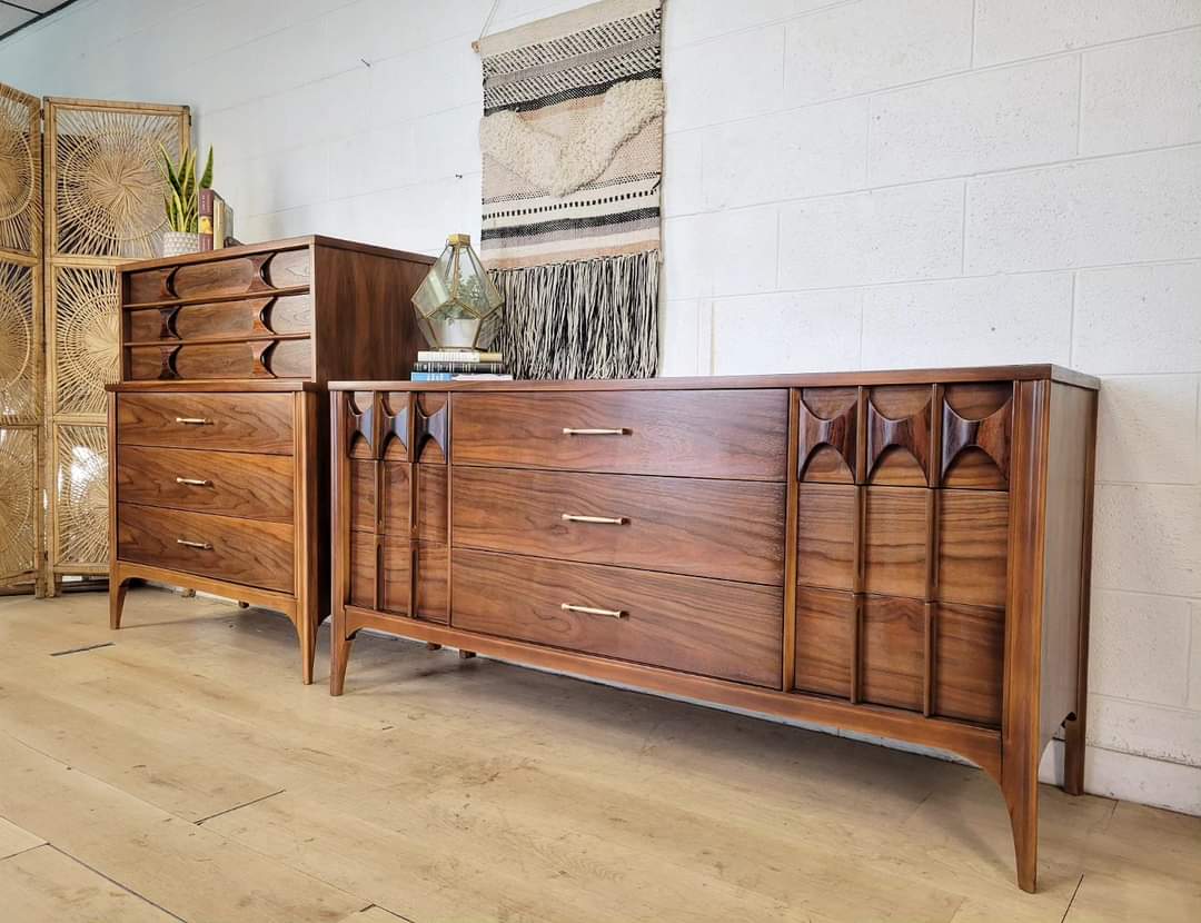 Kent Coffey Perspecta dresser set with sculpted rosewood pulls, detailed walnut grain, and solid pecan legs, refinished expertly.